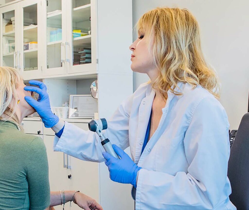 Dr. Colom utfører føflekksjekk